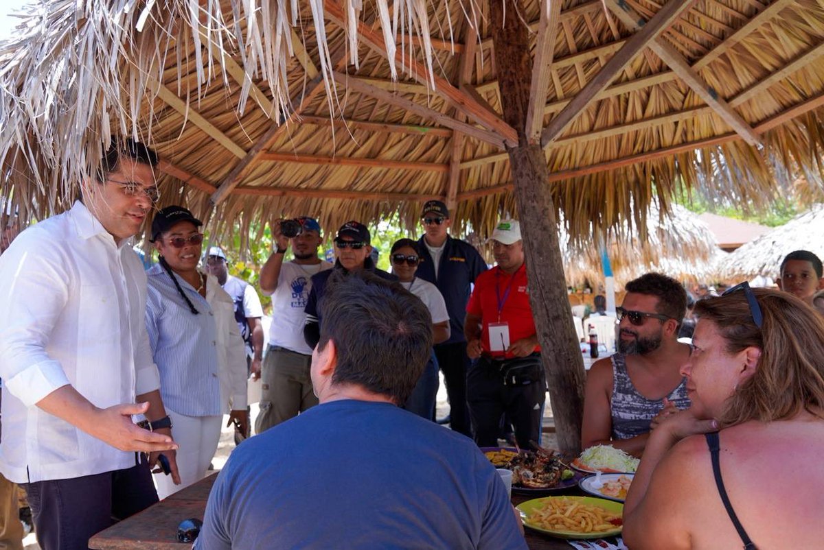 DavidColladoM's tweet photo. Hoy estamos en Macao, Bávaro. Los turistas y ciudadanos dominicanos disfrutan de la playa en orden y armonía. Este proyecto lo entregamos hace unos meses y  ahora estamos trabajando la tercera etapa, con asfaltado de calle, adoquinado, aceras contenes y dos parqueos. https://t.co/f3d5LUu9Xf
