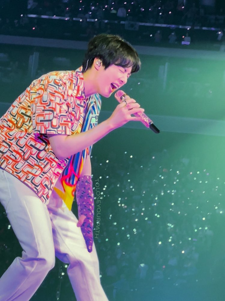 dailyjinconcert's tweet photo. New favorite Seokjin picture unlocked. Our silver voice https://t.co/8z57Jq0e1P