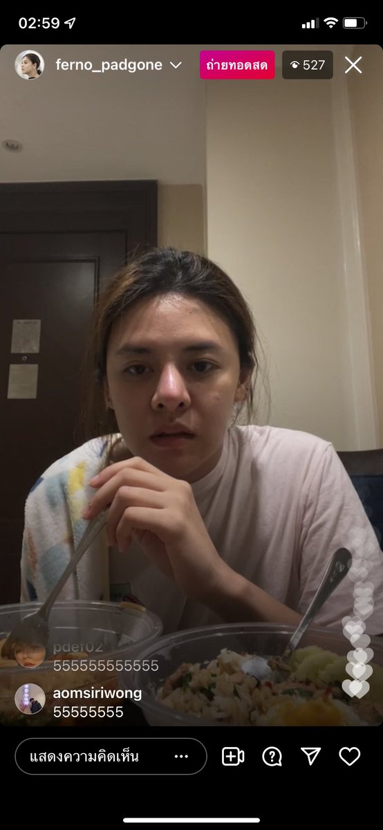 รู้ล่ะว่าพี่แจบอมอินดี้เหมือนใคร555555

พี่เฟิร์นเล่าว่าในร้านมีพนักงานอยู่2คน ก็คืออาป๊ากะออมม่า55555 ไม่มีลูกน้องเลย พี่เฟิร์นเลยถามว่าแล้วถ้าคนมาเยอะๆจะทำยังไง ออมม่าตอบว่าไม่รู้เหมือนกันยังไม่ได้คิดถึงตอนนั้น5555555555555555555555