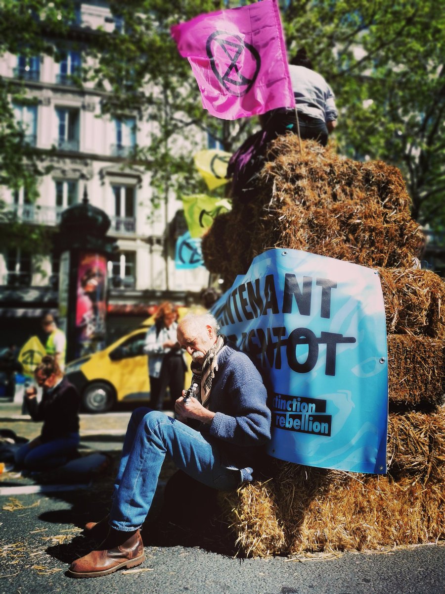 Ce week-end, le mouvement <a href="/xrFrance/">Extinction Rebellion France 🐝🌺</a> a décidé d'occuper le Boulevard Saint-Denis. Motif de leur colère : l'inaction climatique des instances politiques.