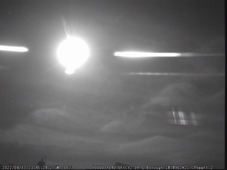 #Fireball seen in UK on 13 Aprill 22 may yield #meteorites
Pic from Derek Robson -  spectrum of meteor in lower right quadrant. We sent a team to Tewkesbury in 2021 and using data supplied by The AMS found the #woodmancotemeteorite believed to be from the #Winchcombe Fireball.