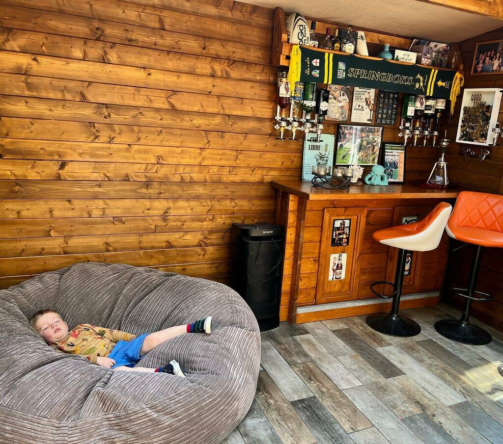 CombatPhot's tweet photo. Harry had a heavy afternoon on the sesh! 😉🍻🤣
#HarryBlake #HOTBlake #TeamBlake https://t.co/2yZuxav1SQ https://t.co/I7akpcKKaq