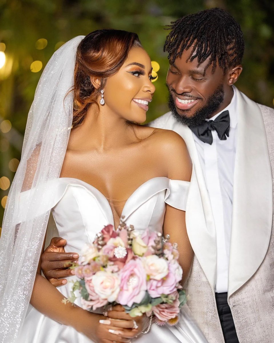 myafrocaribwedn's tweet image. More on IG myafrocaribbeanwedding 🇬🇧🇬🇭x🇿🇼 #British #Ghanaian Artist #FuseODG married his long term #Zimbabwean queen of 10 years in 🇬🇭. 🇯🇲🇬🇧 Artist #SteffLondon and #LethalBizzle were both in attendance.

Congrats 🎊❤ 
fuseodg x karentinojonga

Coordination &amp;amp; design :@geezevents