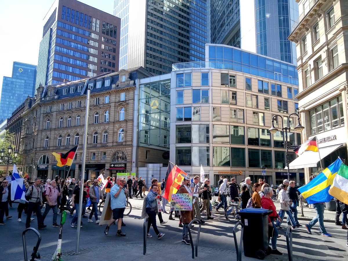 ap_tweety's tweet photo. "Booster-Bunny & Honey-Bunny", Friedensstr./Roßmarkt, Frankfurt am Main, Ostersamstag, 16.04.22, #ffm1604 #impfenohnepflicht
#Freedom #Peace #NoVaccineMandates #PeaceAndLove #PeaceForUkraine #PeaceNotWar https://t.co/M2J33dBA8g