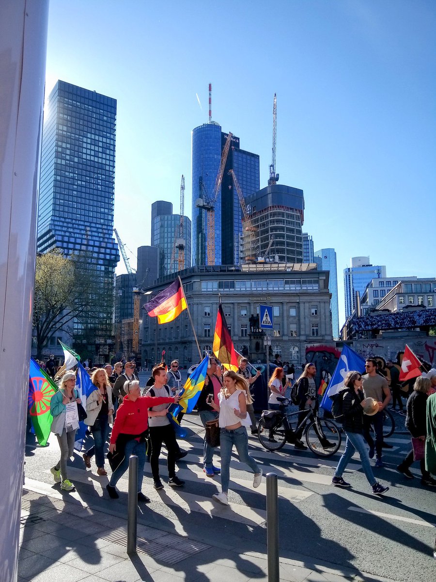 ap_tweety's tweet photo. "Booster-Bunny & Honey-Bunny", Friedensstr./Roßmarkt, Frankfurt am Main, Ostersamstag, 16.04.22, #ffm1604 #impfenohnepflicht
#Freedom #Peace #NoVaccineMandates #PeaceAndLove #PeaceForUkraine #PeaceNotWar https://t.co/M2J33dBA8g