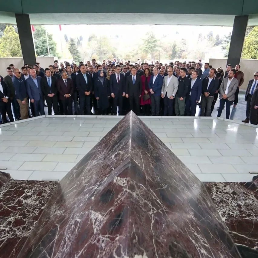 devamentese48's tweet photo. Genel Başkanımız Ali Babacan ve heyetinin vefat yıldönümü vesilesiyle Turgut Özal anıt mezarını ziyareti

#alibabacan #devapartisi #turgutözal @alibabacan @devapartisi https://t.co/hxP7Igde6L