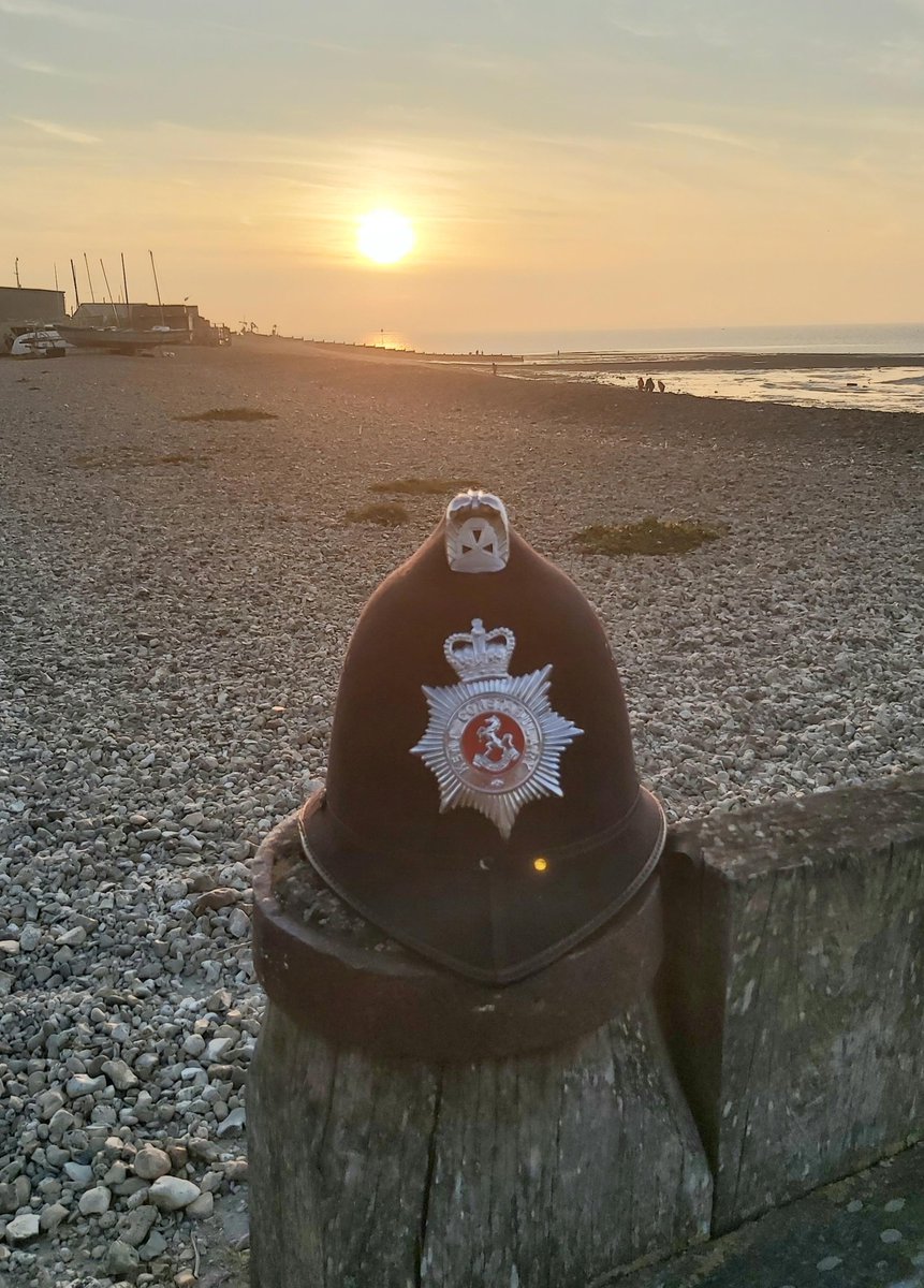 KentPoliceCbury's tweet photo. The recent good weather has meant a busy Easter weekend in #Whitstable. Town Centre PC is patrolling on foot this evening. #SaferSpring #KeepingWhitstableSafe MH https://t.co/N7ES80vGSt