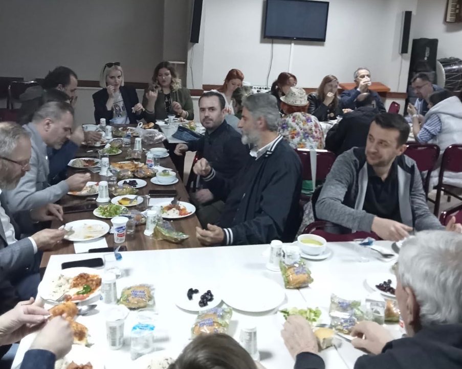 ZaferFolklor's tweet photo. Geçtiğimiz yıllarda etkili olan pandemi sürecinden dolayı biraraya gelemediğimiz zamanlar olmuş bu kalabalık sofraları çok özlemiştik. 
Yıllarca süren dostlukların temellerinin atıldığı bu çatı altında yeniden böylesine özel günlerde buluşmanın sevinci içerisindeyiz. 🤩 https://t.co/eY9UbBbjFG
