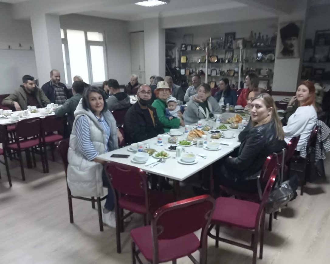 ZaferFolklor's tweet photo. Geçtiğimiz yıllarda etkili olan pandemi sürecinden dolayı biraraya gelemediğimiz zamanlar olmuş bu kalabalık sofraları çok özlemiştik. 
Yıllarca süren dostlukların temellerinin atıldığı bu çatı altında yeniden böylesine özel günlerde buluşmanın sevinci içerisindeyiz. 🤩 https://t.co/eY9UbBbjFG