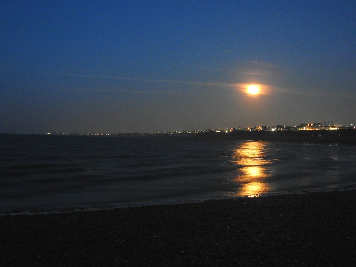 mildthing99's tweet photo. *Pink moon is on its way*
#FullMoon (99.8%) #PinkMoon at #TankertonBay from #TheStreet #FishMoon #GrassMoon #HareMoon #EggMoon 
@WhitstableLive @DavidBflower @PeterGWeather @lizzieweather @liamdutton @StormHour @metoffice @ThePhotoHour #StormHour #loveukweather #getoutside https://t.co/pJ2sHB7tOb
