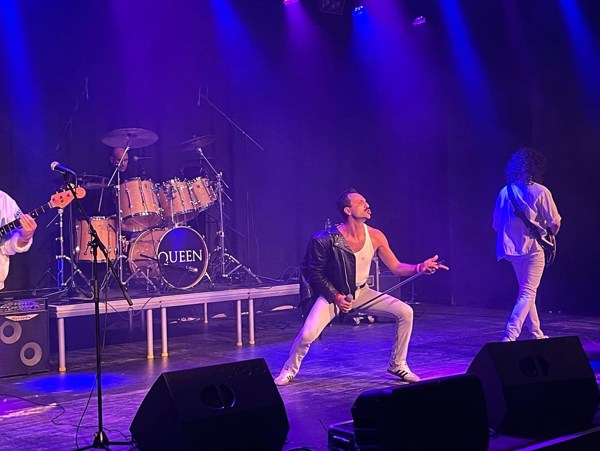 EvoRecordsUK's tweet photo. Now on stage at our sell out show at @TheBigRoomLive @HeswallHall - the amazing Flash: A Tribute To Queen
#LiveMusic #Music #Queen #BohemianRhapsody #QueenFans #QueenTribute #TributeBand #WirralLive #WhatsonWirral #NorthWestGigs #LiverpoolGigGuide #WirralGigGuide #Heswall https://t.co/K3gq0S1shF