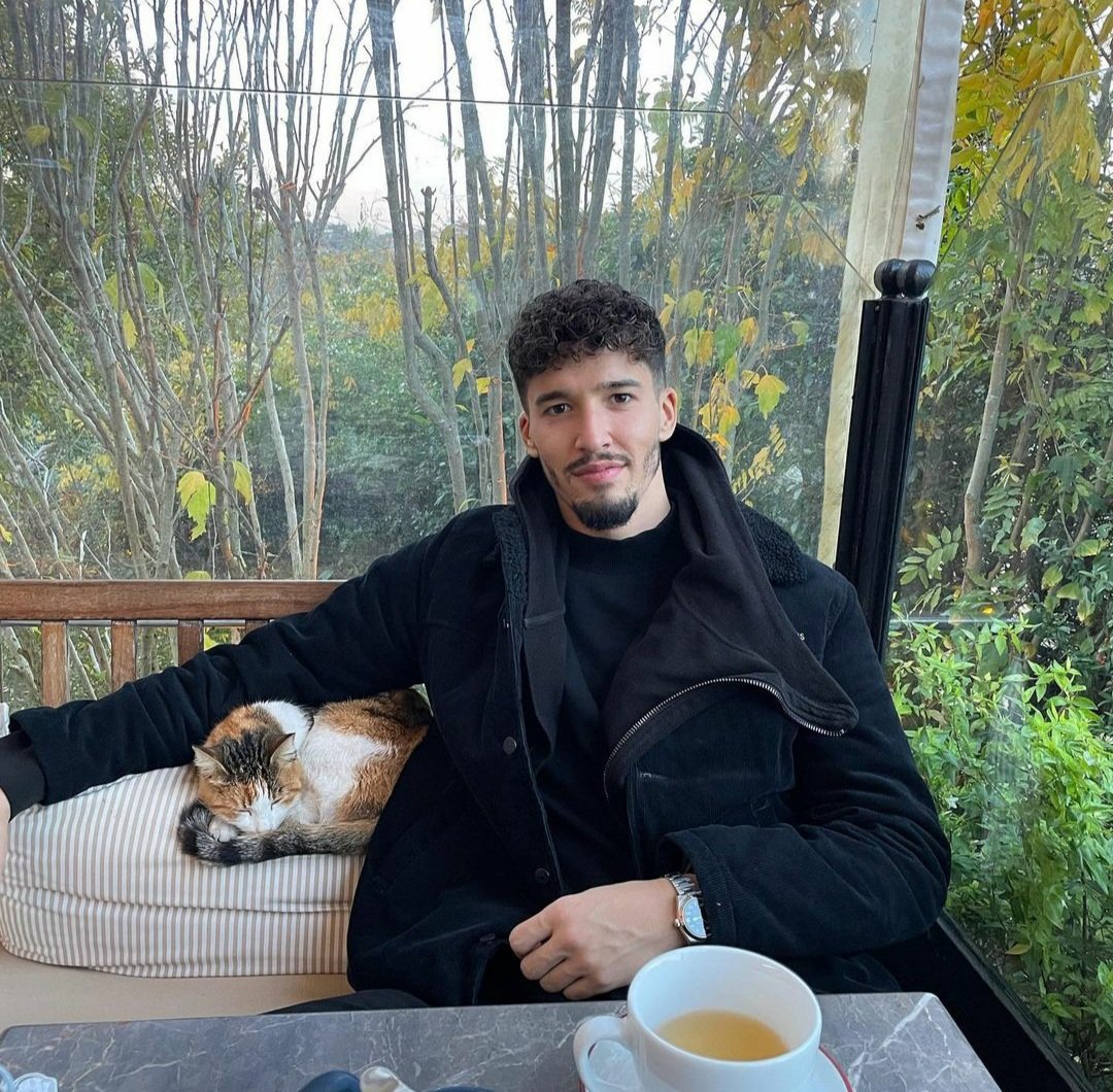 Kaybolup giden bir adet gençliğimiz var, hani kurtarmak istersen falan... #AltayBayındır