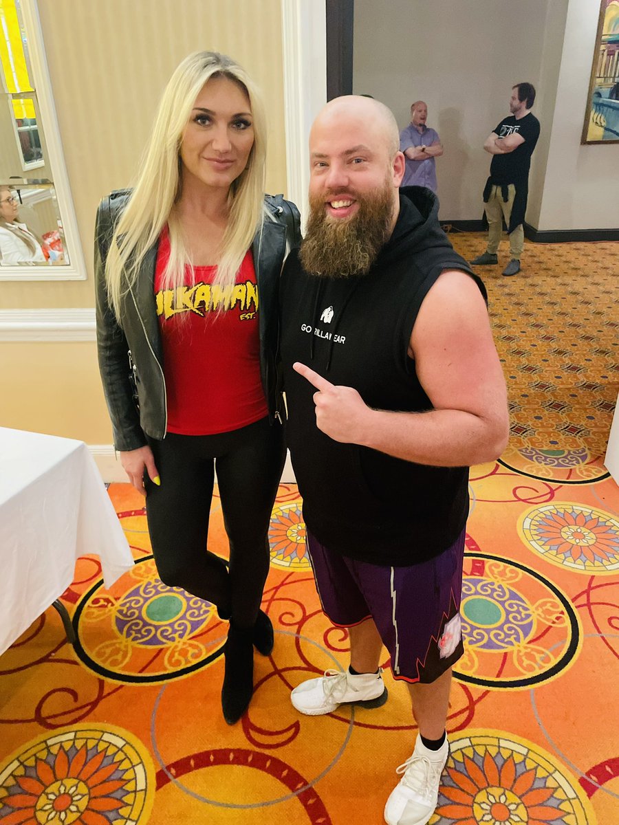 WellsMania's tweet image. 🎶 I see your lips movin, but I don't hear nothin
Everybody talkin like they really know somethin bout us 🎶

16 years in the making!
Finally got to meet @MizzHogan 
“About Us” is still a banger in 2022 🔥 
#SCX #SCX2