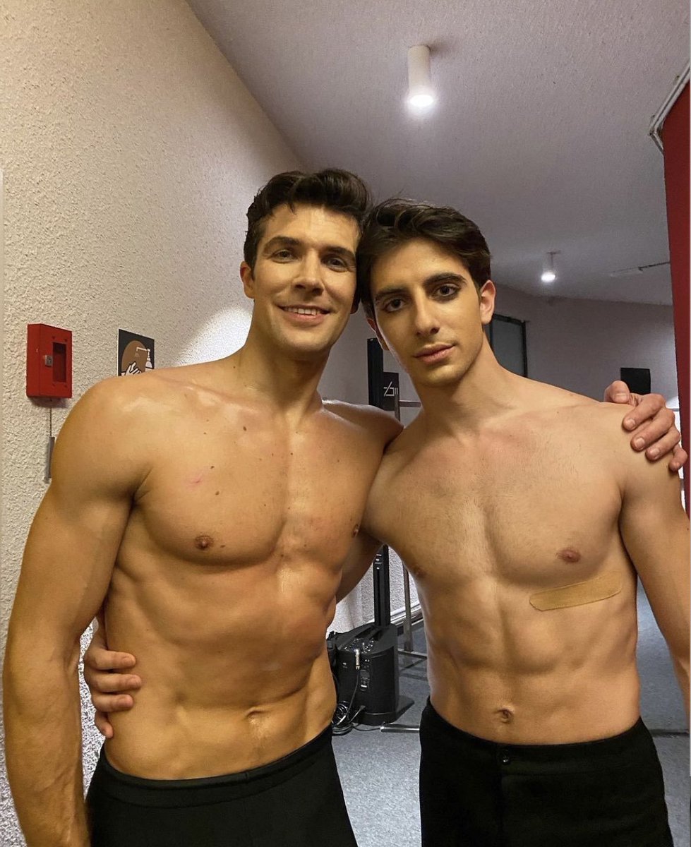isabenanti's tweet photo. Il prossimo anno Michele in mezzo a questa foto per direttissima #amici21 https://t.co/LUwwY6eHnG