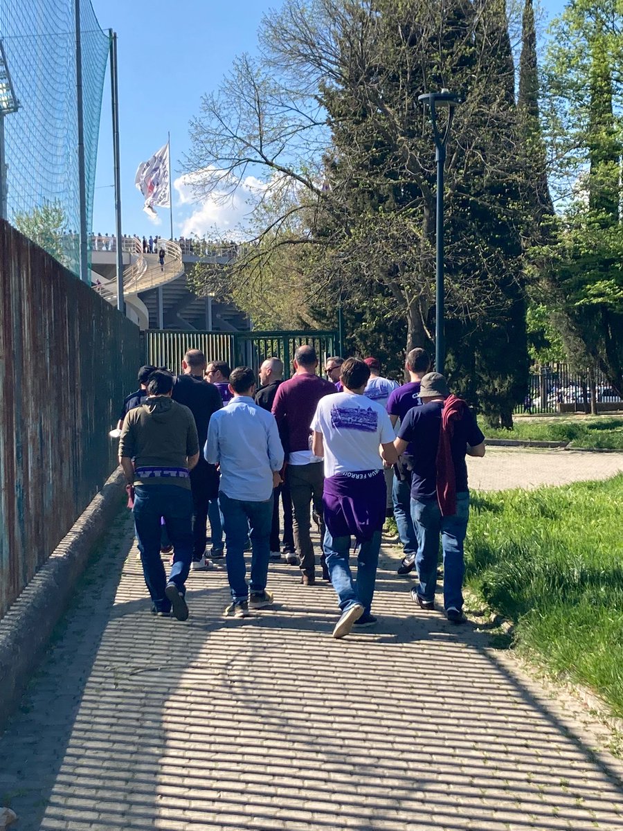 menicacci77's tweet photo. I ragazzi sono in giro.... #acf1926 #ACFFiorentina https://t.co/wsH4BVCbqB