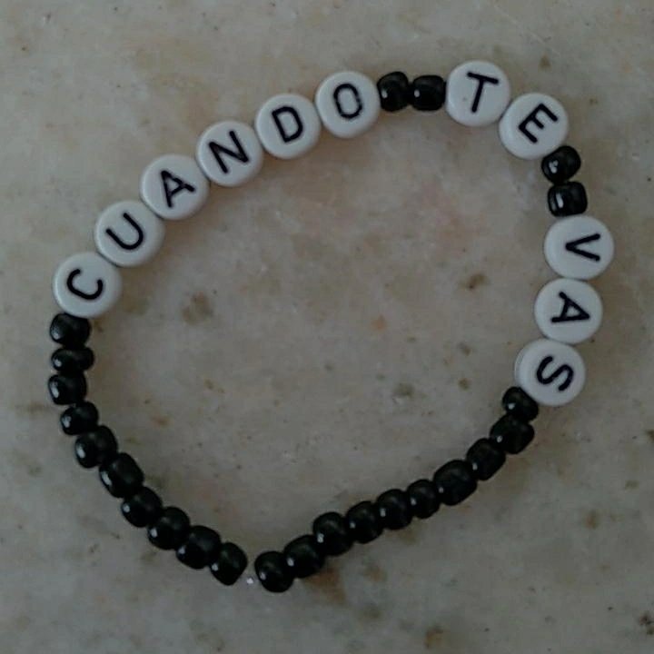 emiforpame's tweet photo. ya que pronto tenemos portada de santi no podía no hacer una pulserita y anillo de "cuando te vas" 🖤🥺📼 @FDoficial https://t.co/PsXR6VYaph