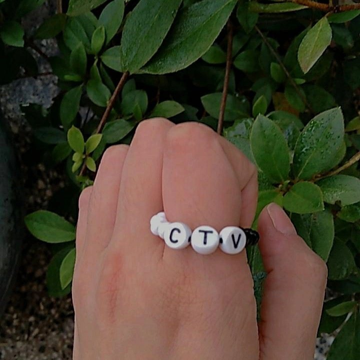 emiforpame's tweet photo. ya que pronto tenemos portada de santi no podía no hacer una pulserita y anillo de "cuando te vas" 🖤🥺📼 @FDoficial https://t.co/PsXR6VYaph