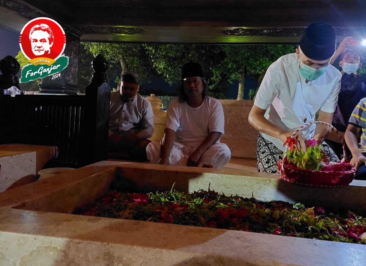 ArifMartiyanto's tweet photo. Ziarah ke makam Bung Karno di Blitar, bersama Gus Muwafiq..
Sosok pemimpin yang sederhana dan merakyat
#Ganjar penerus jokowi
#Berintergritas
#Tegas
#Forgan https://t.co/RPtC4gtreq