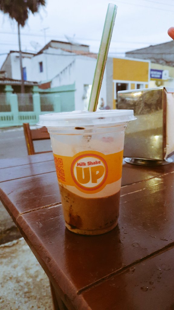 ariana_sb13's tweet photo. Finalzinho de sábado com milk shake de brigadeiro e com o meu amor! ❤️ 🍦
@joaozynhoduarte https://t.co/6ilGJDRVDo