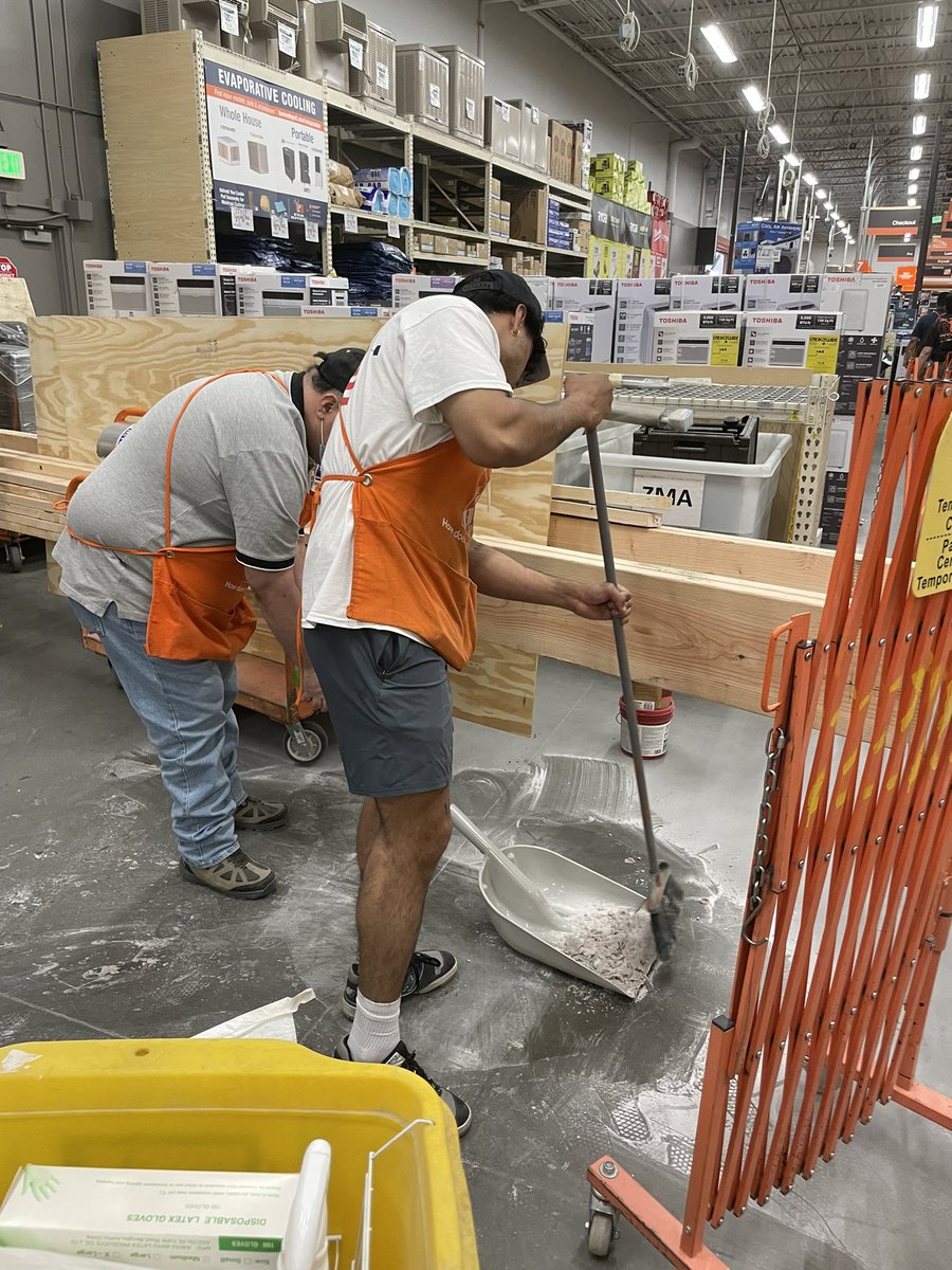 InFocus8523's tweet photo. Shout out to Jessie and Ruben D31 for being quick in isolating and cleaning up a little spill at the desk! @OscarM_8523 @DianaSundermann @Fuerstenberg15 @Dalton8523 @Danny_Houze https://t.co/TJQcMS0GC8