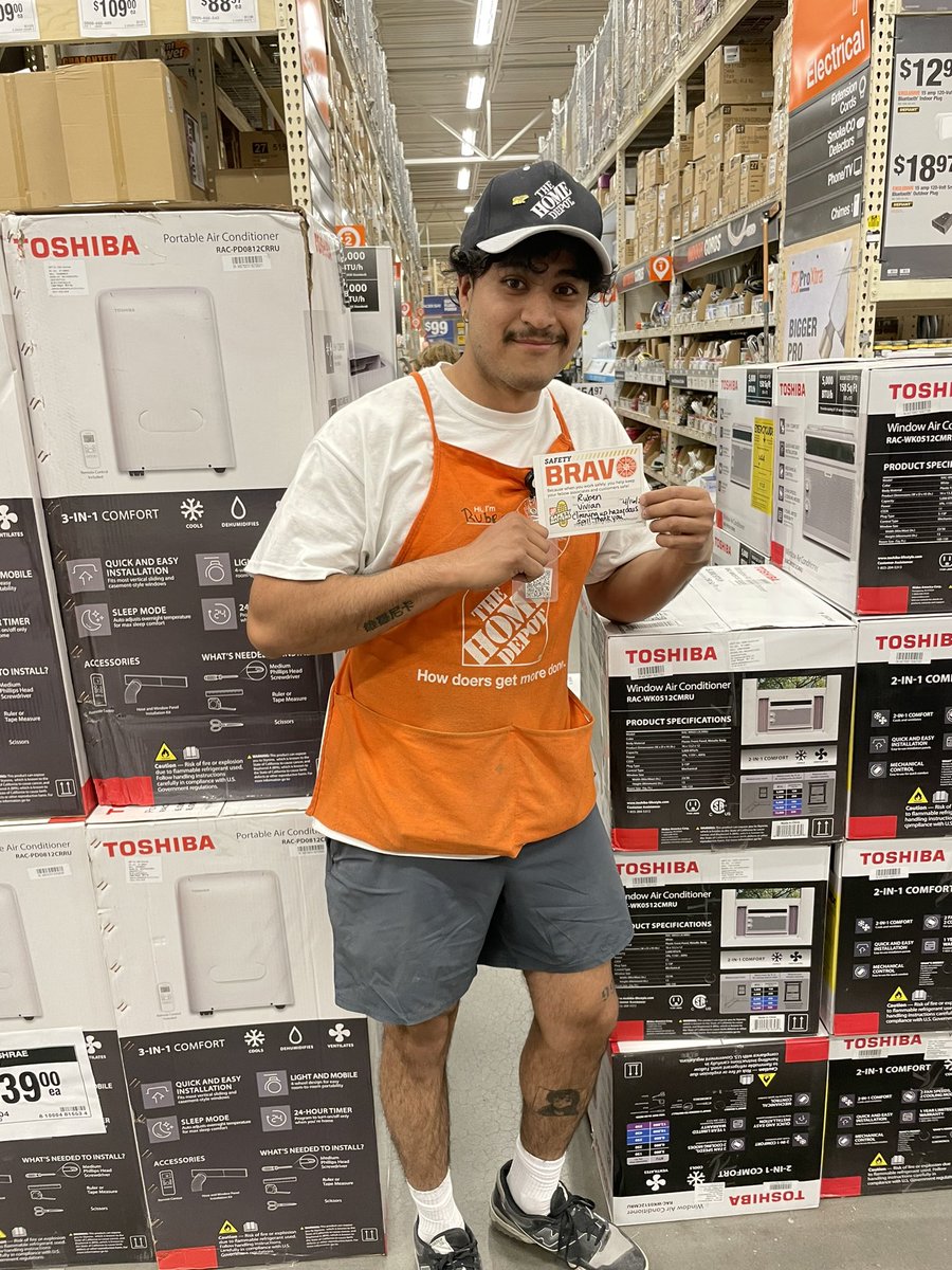 Shout out to Jessie and Ruben D31 for being quick in isolating and cleaning up a little spill at the desk! @OscarM_8523 <a href="/DianaSundermann/">Diana Sundermann</a> @Fuerstenberg15 <a href="/Dalton8523/">Dalton8523</a> <a href="/Danny_Houze/">Danny Houze</a>