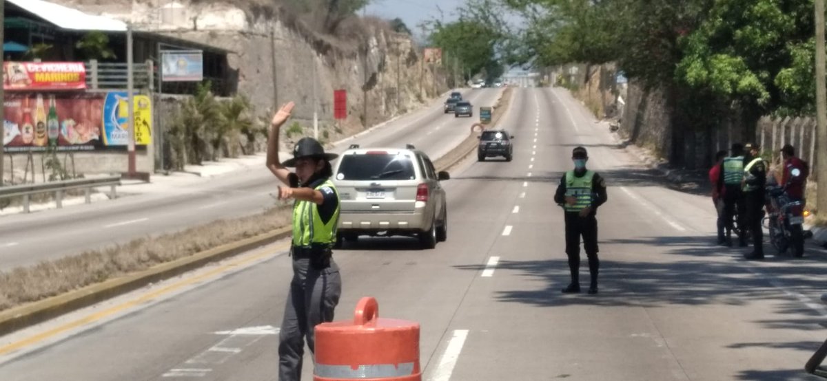 ProvialOficial's tweet photo. @ProvialOficial del @CIVguate realiza operativo interinstitucional de seguridad vial con @DTransitoPNC en el km 56 de la ruta al Atlántico [CA-9 Norte] jurisdicción de Sanarate, El Progreso; con el fin de prevenir hechos de tránsito.

#JuntosPorTuSeguridadVial
#ViajandoSeguro https://t.co/2ukTsN4wHF