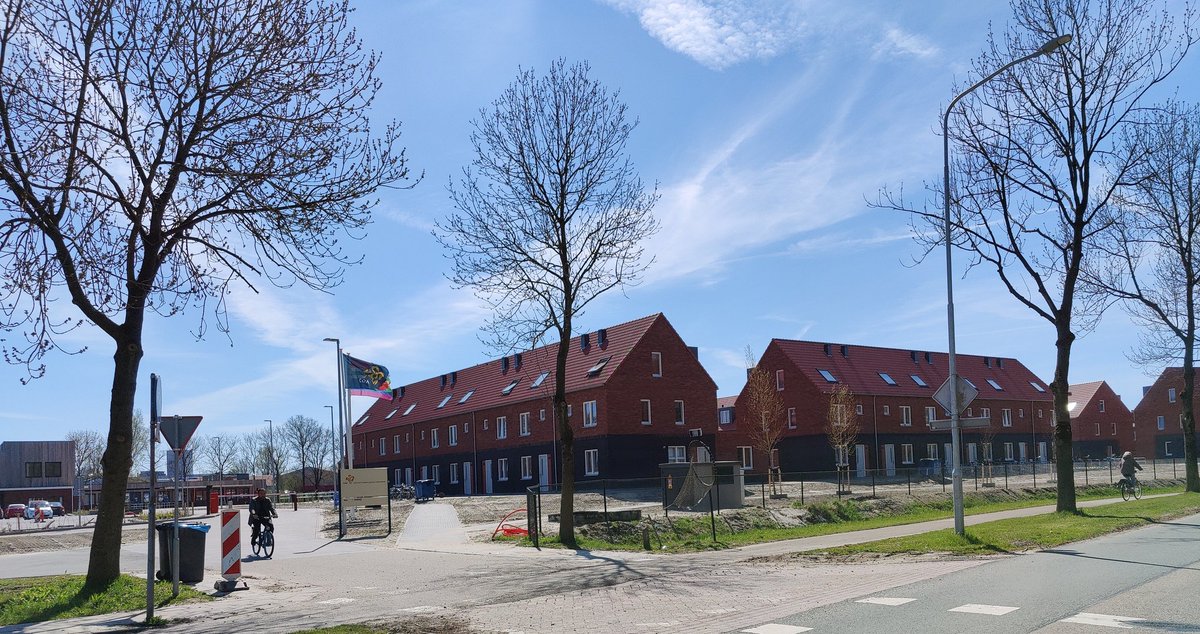 Pendragon200's tweet photo. Vandaag reed ik door Delfzijl.... Zie ik dit... Oude azc plat en een heel dorp voor azielzoekers met prachtige nieuwe huizen. Ondertussen kunnen Nederlandse jongeren geen huis kopen of huren. Hoe absurd is dit... ๐ข #azielzoekers #aziel #huizen #kopen #huren https://t.co/1MYTpWBbHG