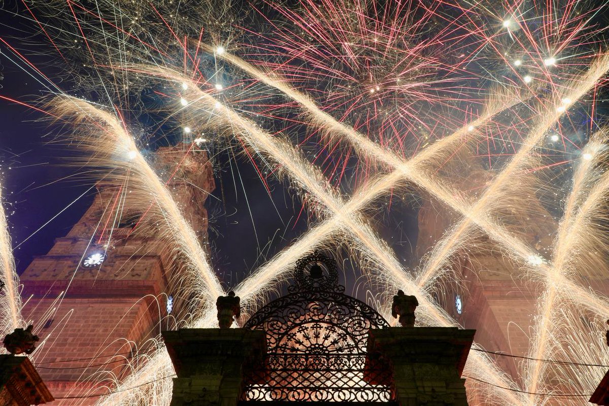 vozmichoacan's tweet photo. ✨ENCENDIDO DE CATEDRAL✨
 
🎆 Este #SabadoDeGloria se realizará el especial Luces de #Catedral en #Morelia a las 22:00 horas, después de la Vigilia Pascual

🎇 Luego, a las 22:30 horas se realizará el Video Mapping en la Plaza Valladolid 

Recuerda llevar tu cubrebocas https://t.co/A9BighfQKh