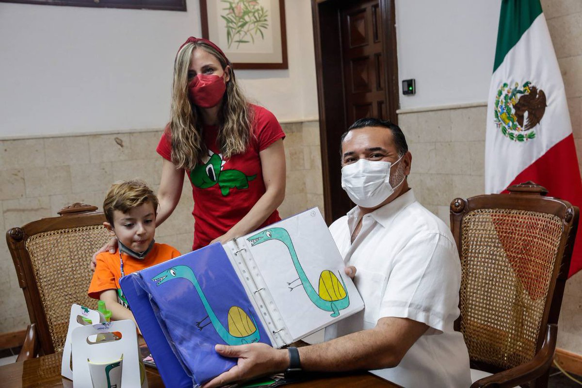 RenanBarrera's tweet photo. Aprovechando el #DíaDeLaYElEmprendedor quiero presentarles a Pach, un niño con TEA que a sus 6 años vende playeras y accesorios de los dibujos que él mismo dibuja. Sin duda, un ejemplo de que al hacer las cosas con pasión, no existen límites. (1/2) https://t.co/QRhVwAEuFN