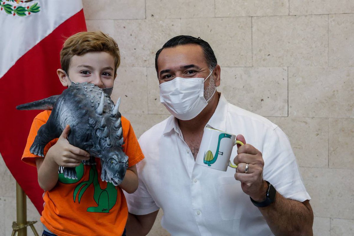 RenanBarrera's tweet photo. Aprovechando el #DíaDeLaYElEmprendedor quiero presentarles a Pach, un niño con TEA que a sus 6 años vende playeras y accesorios de los dibujos que él mismo dibuja. Sin duda, un ejemplo de que al hacer las cosas con pasión, no existen límites. (1/2) https://t.co/QRhVwAEuFN