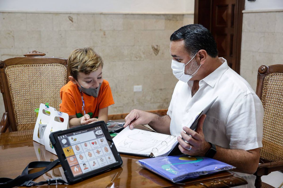RenanBarrera's tweet photo. Aprovechando el #DíaDeLaYElEmprendedor quiero presentarles a Pach, un niño con TEA que a sus 6 años vende playeras y accesorios de los dibujos que él mismo dibuja. Sin duda, un ejemplo de que al hacer las cosas con pasión, no existen límites. (1/2) https://t.co/QRhVwAEuFN