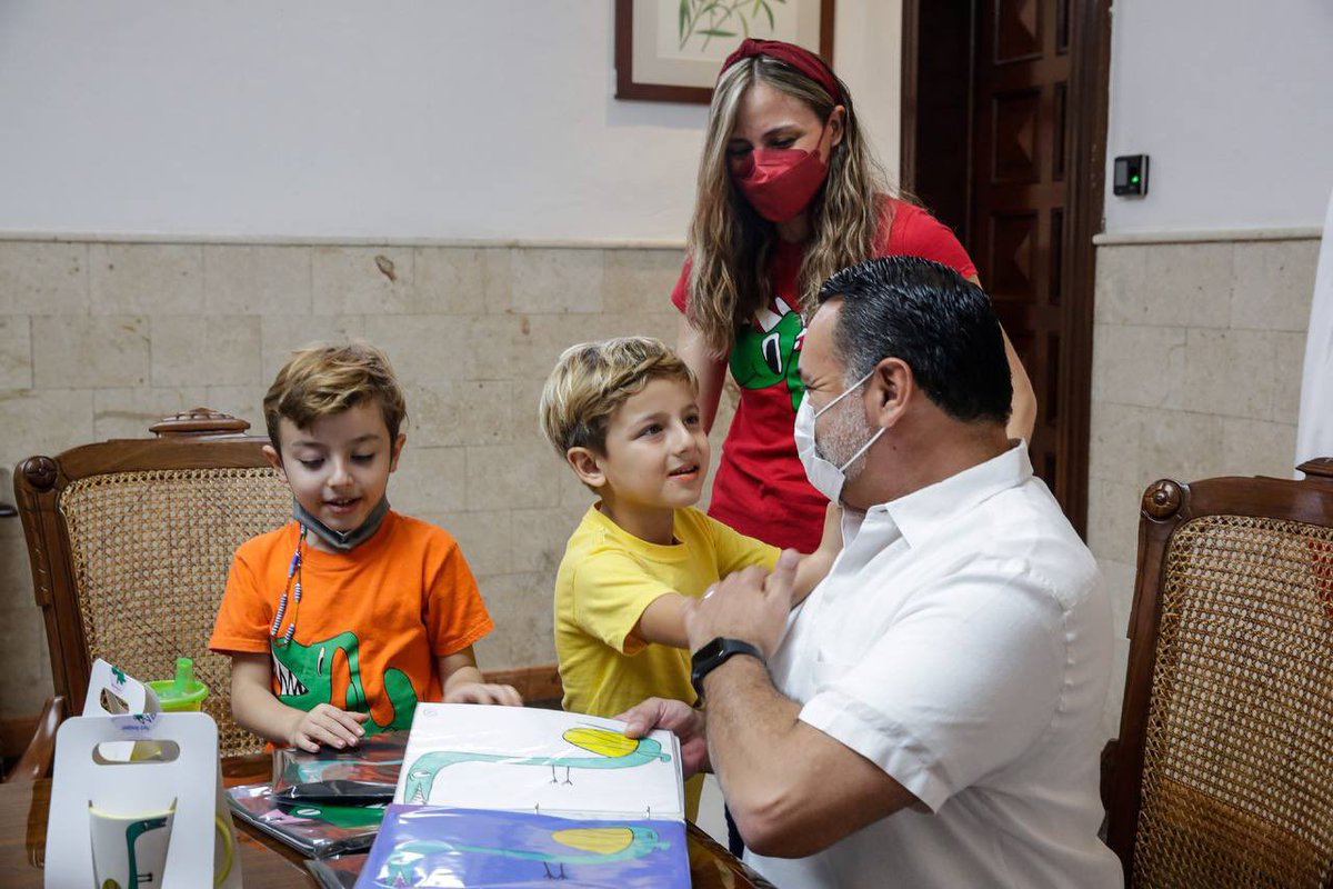 RenanBarrera's tweet photo. Aprovechando el #DíaDeLaYElEmprendedor quiero presentarles a Pach, un niño con TEA que a sus 6 años vende playeras y accesorios de los dibujos que él mismo dibuja. Sin duda, un ejemplo de que al hacer las cosas con pasión, no existen límites. (1/2) https://t.co/QRhVwAEuFN