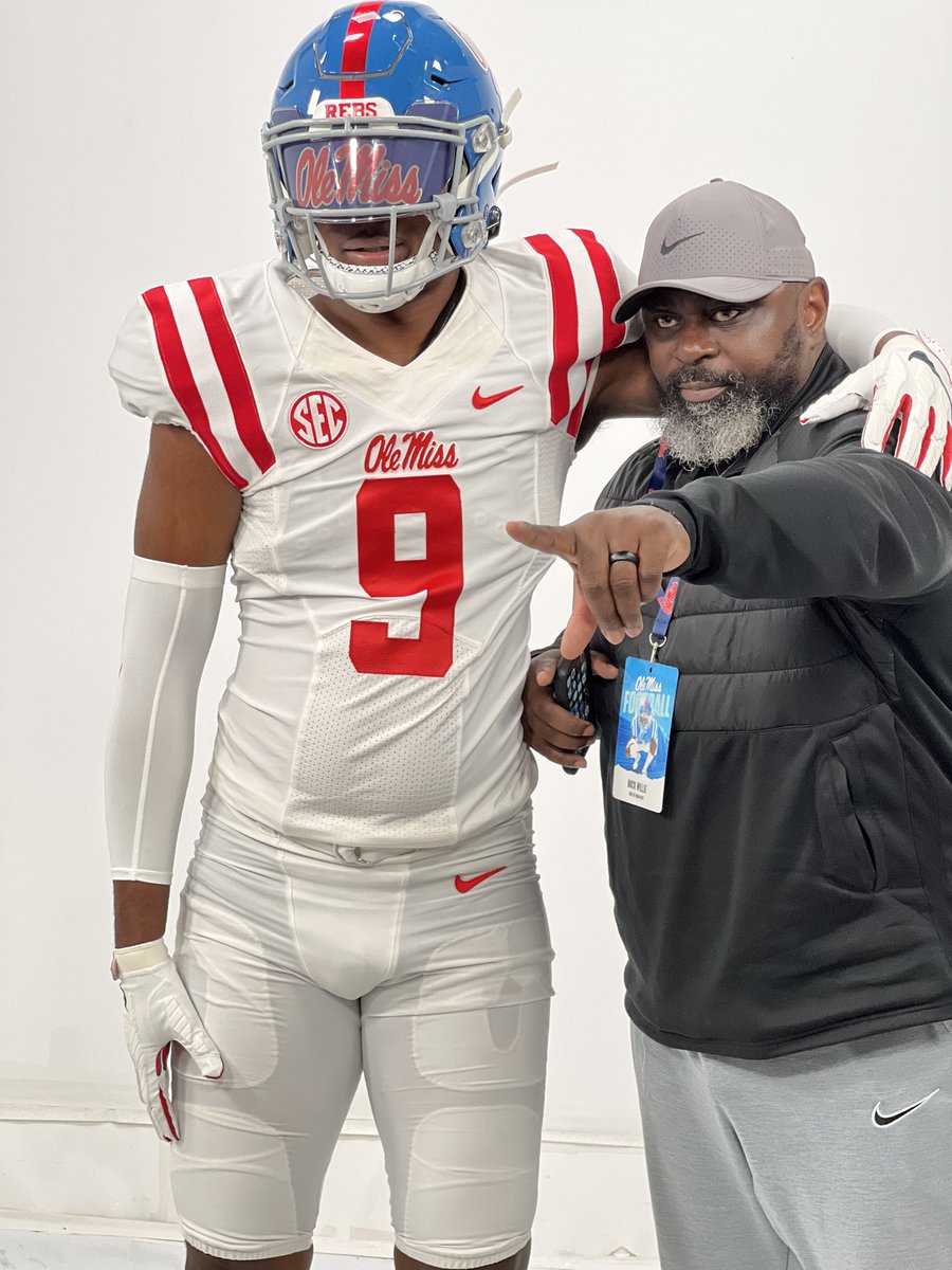 fred_giles27's tweet photo. Had a great day today at the university of Mississippi💙. #hottytoddy @Hurricane_92 @ty_mimbs @tygeorge23 @OleMissFB https://t.co/fc8ICl7DSJ