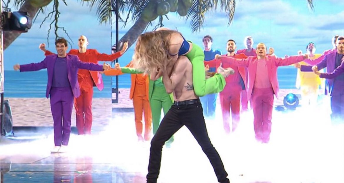 PD10_j's tweet photo. HEY SIRI: COME SI DIVENTA LORELLA CUCCARINI? #Amici21 https://t.co/VltoVJ0spU