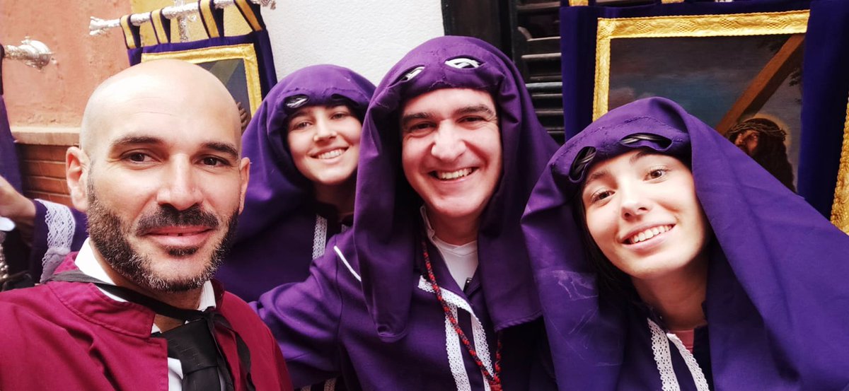 Y volví a ser nazareno después de mas de 30 años.
Y qué maravilla es ser nazareno.
Por favor HdT, vuelvan a las filas nazarenas cuando os llegue vuestra hora.
....y qué maravilla es ser nazareno....