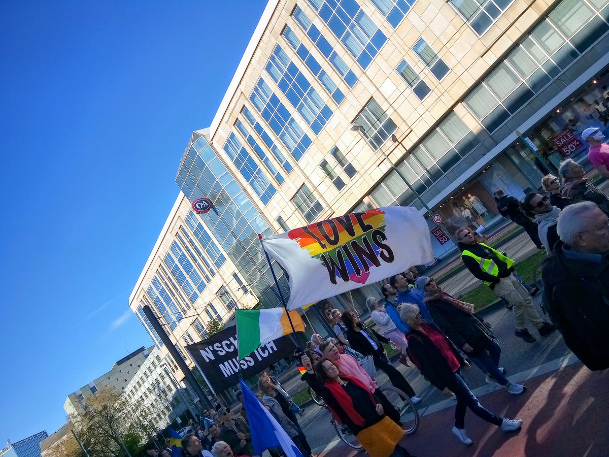 ap_tweety's tweet photo. @susi_lins "Love Wins"/"N'Scheiss muss ich", Querformat, Konrad Adenauer Str., Frankfurt am Main, 16.04.22, #ffm1604 #impfenohnepflicht #einrichtungsbezogeneImpfpflicht https://t.co/JgMLd0vpWG