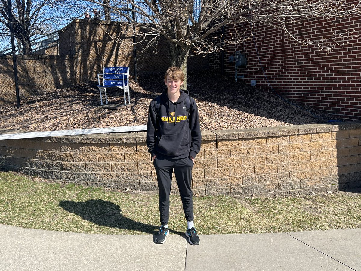 Carter Eckhoff breaks the Drake Blue Standard with a 4:23.74 in the 1600!