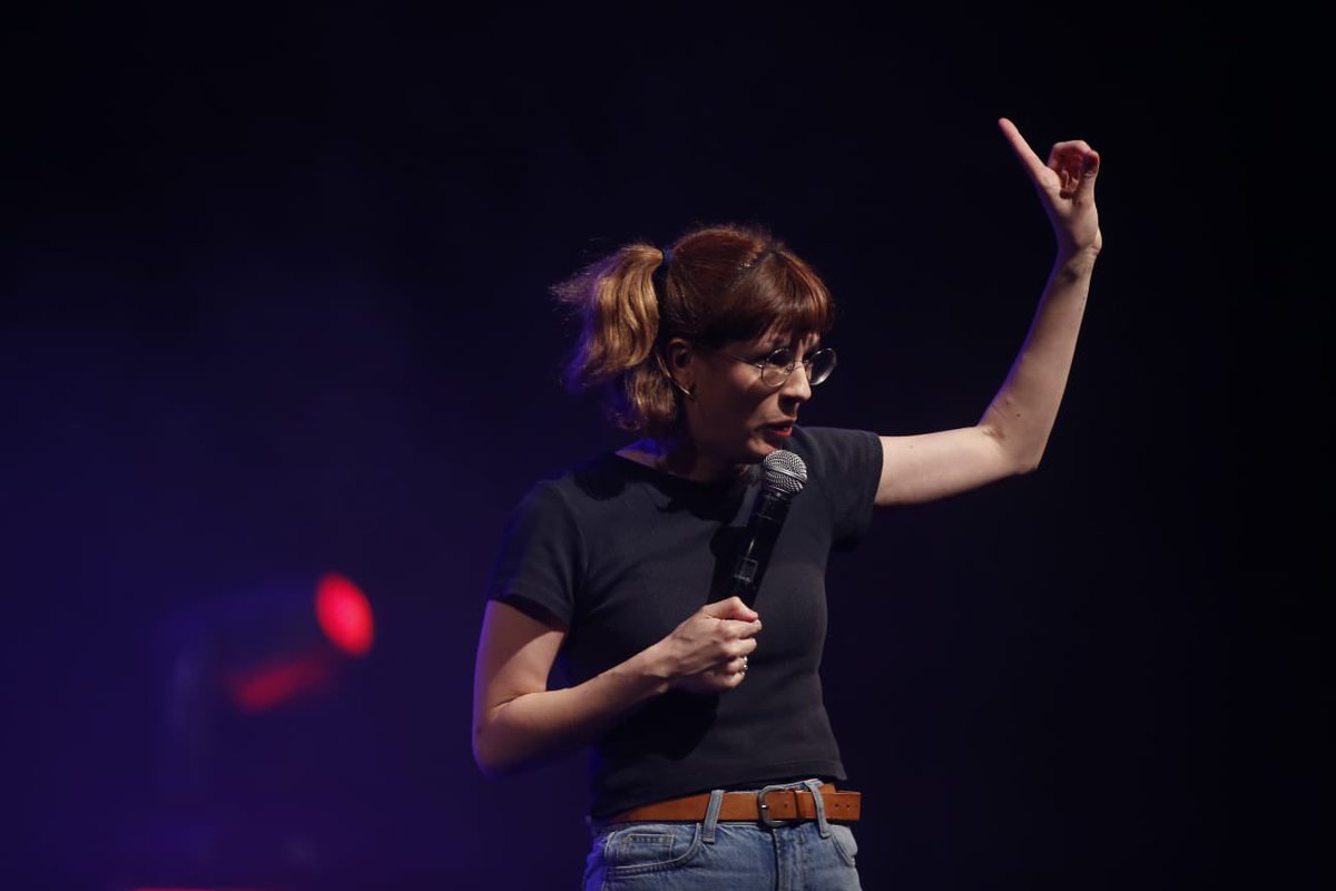 humorfigueres's tweet photo. La @CharliiePee entra a matar a la nit #HumordeMicro amb una polla al món que un dia li va desencaixar la mandíbula. 🤣 I s’ha sentit el “creck” a la platea, al·lucinada! Això va de petar-se i el públic flipa i riu amb les mogudes “a…cony obert” de la humorista.🤣 https://t.co/RFR77Qpnvl