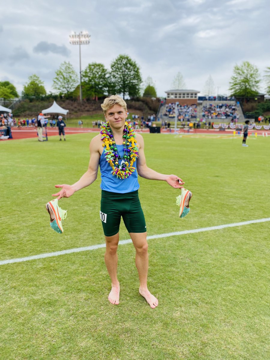 RunAdrianMyers's tweet photo. We’ve got 3️⃣ PRs at 800M today! @SOSxJanae runs the @GreenWaveXCTF #️⃣9️⃣ ALL TIME mark and new PR of 2:10.5! For the men @al_lapins & @bethweltum16 double back from 1,500m PRs with 800M PRs ✌️✌️! #PRbeads are ROLLING! #RollWave #RunWave 🌊🌊🌊 https://t.co/0cYLhEcNTF