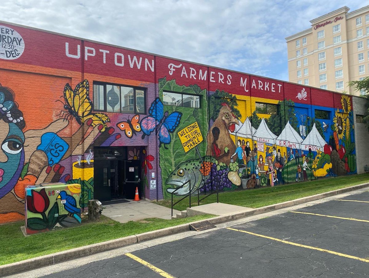 Great morning with our @davidsonwbb squad supporting @UptownMarketClt and @RoofAbove. Really cool initiative and some terrific vendors 🤤 #CatsCare