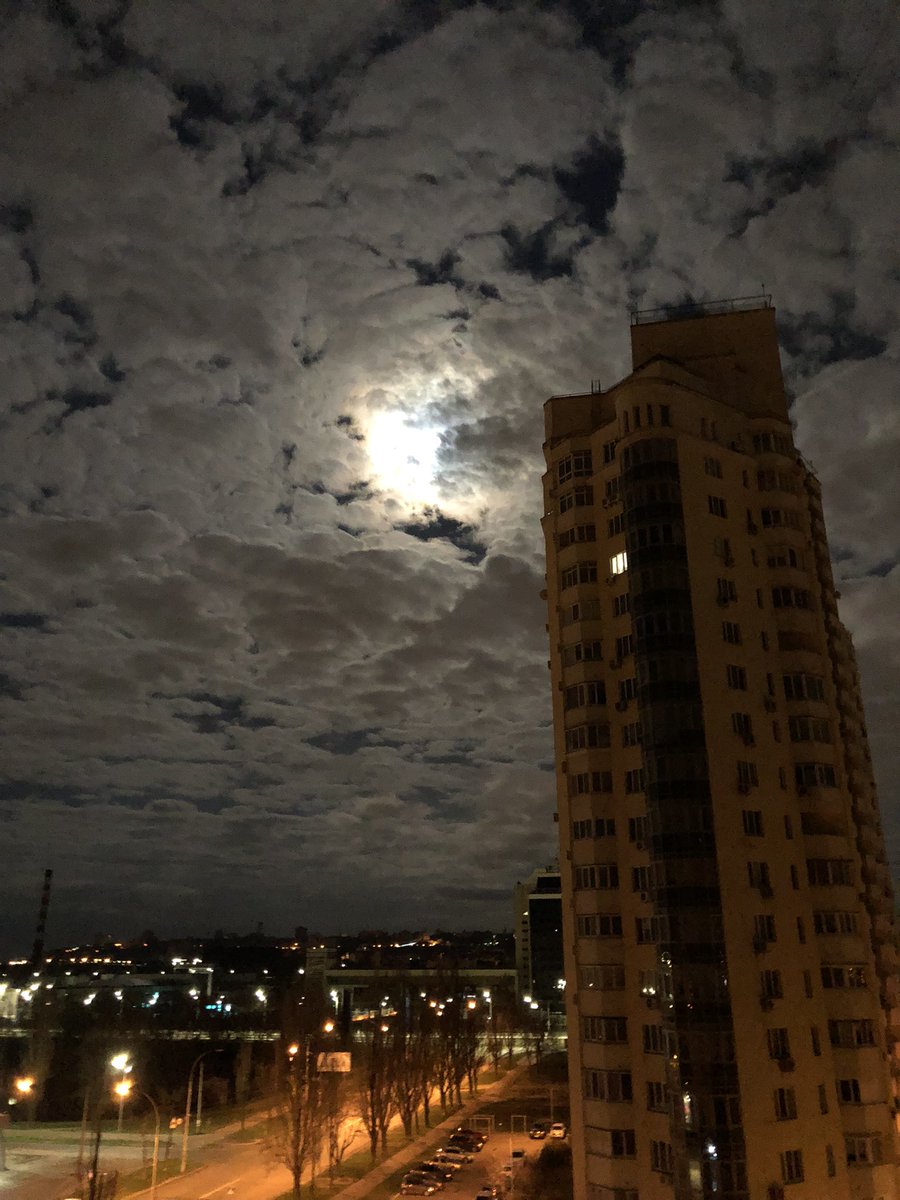 PeggyEidman's tweet photo. Beautiful sky at night in Kiev, outside so silent, have no people no cars, silence… #UkraineWar #Ukraine #Kyiv #UkraineUnderAttaсk #RussianUkrainianWar #StandWithUkraine️ #StandUpForUkrain https://t.co/9zQZuM5Yny