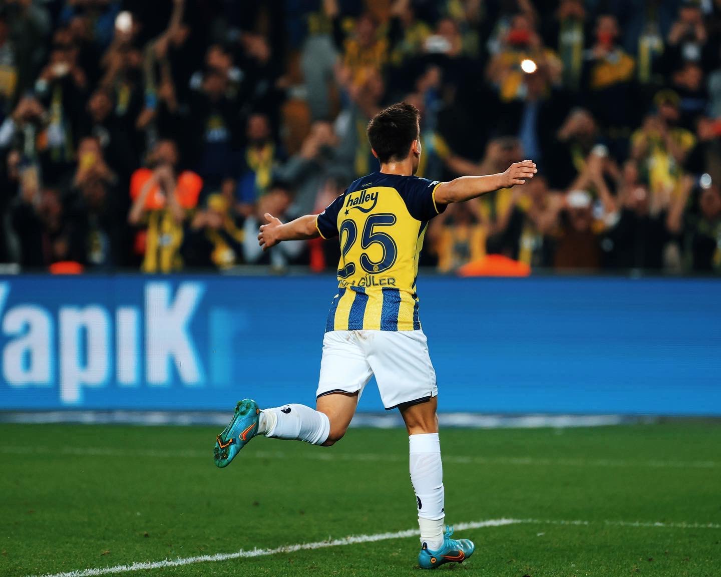 Arda Güler gol sevincinde tribünlere koşuyor