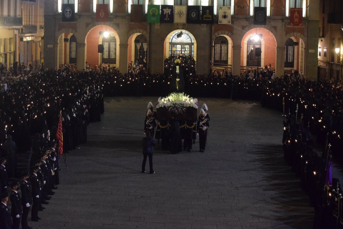 GALERÍA | Centenares de tulipas a aire despiden a su Virgen de la Soledad en la noche del Sábado Santo
zamora24horas.com/procesion-virg…