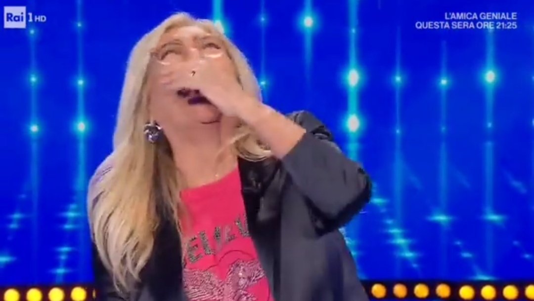 Giusy_Ultimo's tweet photo. MA SCUSATE PERCHÈ DIETRO STANNO PASSANDO TUTTE LE FOTO DELLE BALLERINE MA CHE C'ENTRA #Amici21 https://t.co/xKNRjkOvPJ