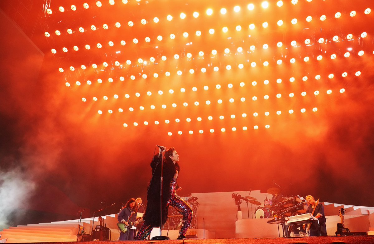 hsdcandids's tweet image. Harry performing onstage at #Coachella - April 15