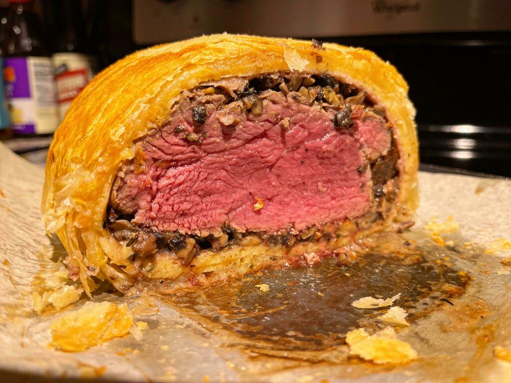 [Homemade] I made Gordon Ramsay’s Beef Wellington https://t.co/j89MVjUwYd https://t.co/WAt72rFay5