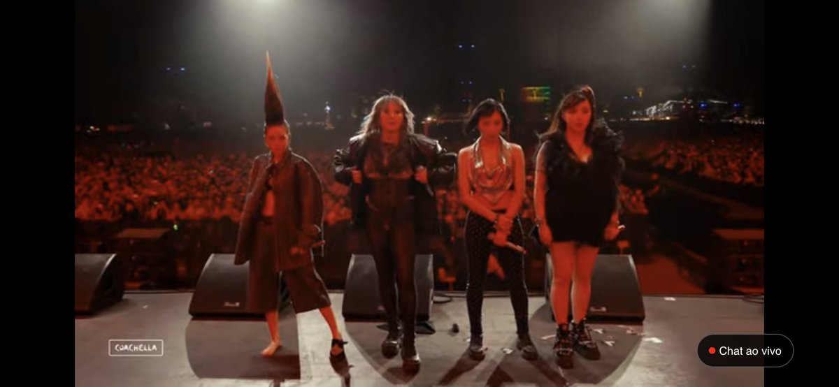 UpdateKGirls's tweet image. 2NE1 NO PALCO DO #COACHELLA !!!!