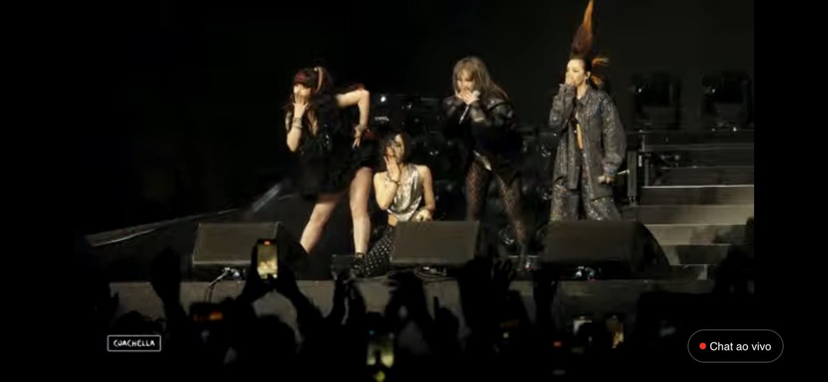 UpdateKGirls's tweet image. 2NE1 NO PALCO DO #COACHELLA !!!!