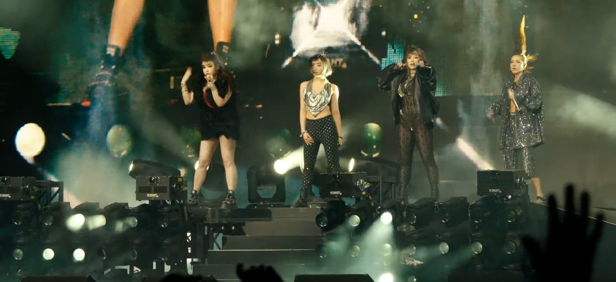 UpdateKGirls's tweet image. 2NE1 NO PALCO DO #COACHELLA !!!!