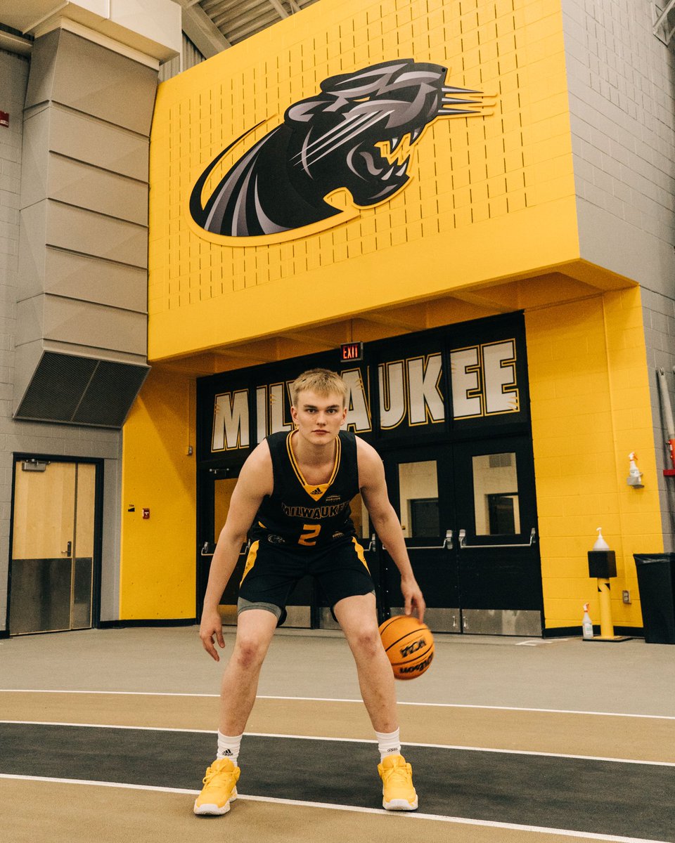 zachhow3's tweet photo. 100% Committed! 🟡⚫️ Ready to get to work @CoachBartLundy @MKE_MBB @YandersLaw @robert_yanders @SCHSIrishBB https://t.co/ebJFu6j7s7